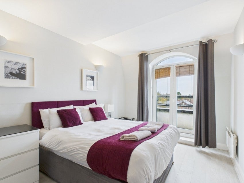 Flat Clarence Street in Borough of Spelthorne