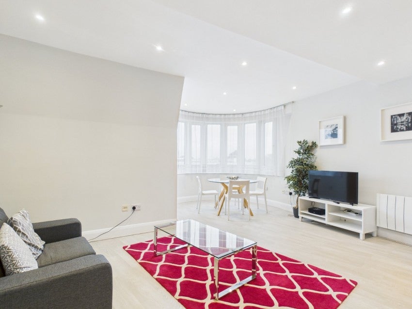 Flat Clarence Street in Borough of Spelthorne