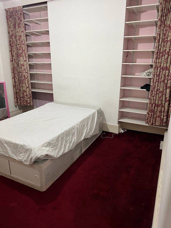 Room Shoebury Road in Greater London