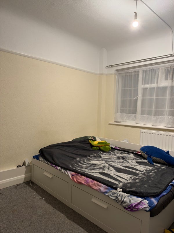 Room Tenbury Court in Greater London