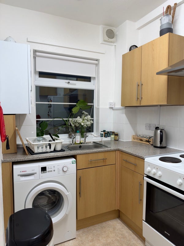Room Tenbury Court in Greater London
