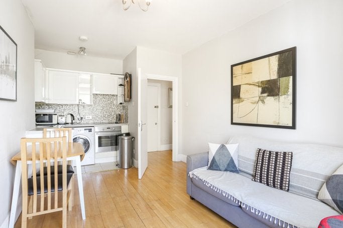 Flat Castletown Road in Greater London