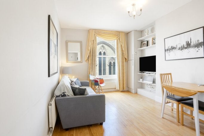 Flat Castletown Road in Greater London