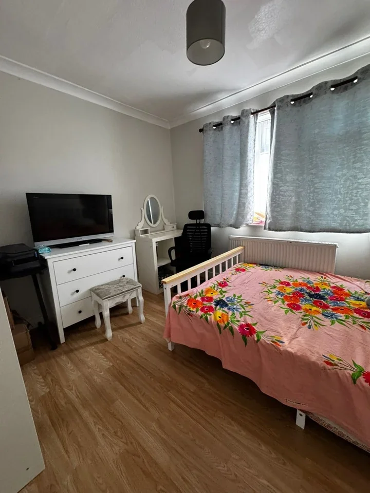 Room Dellwood Gardens in Greater London