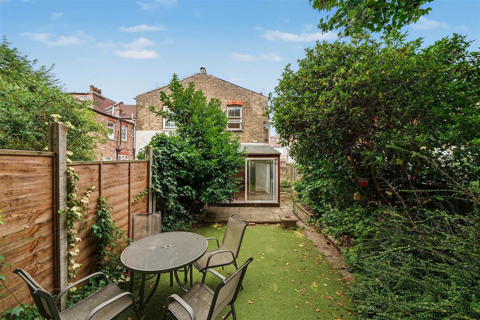 Flat Rosemary Avenue in London