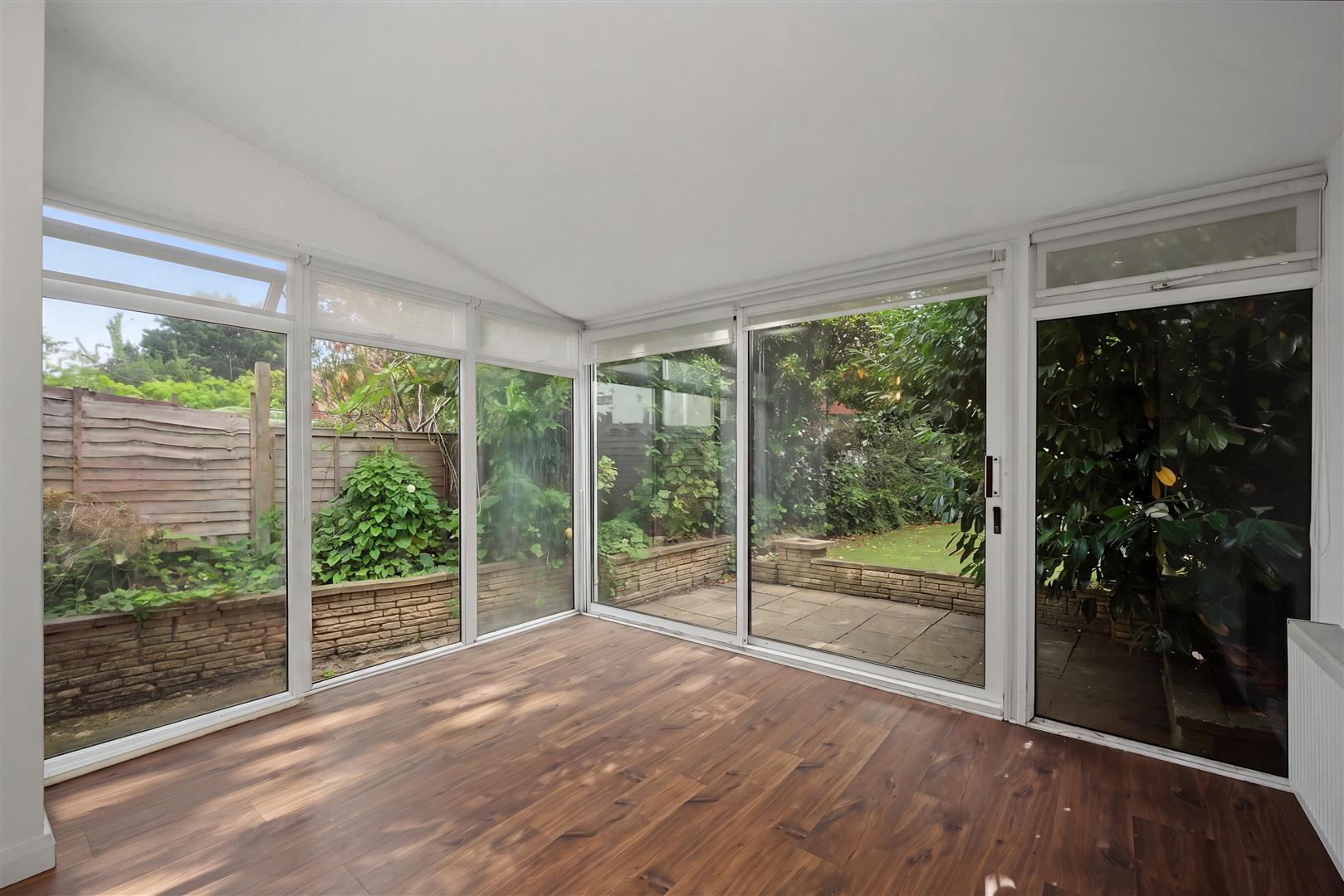 Flat Rosemary Avenue in London