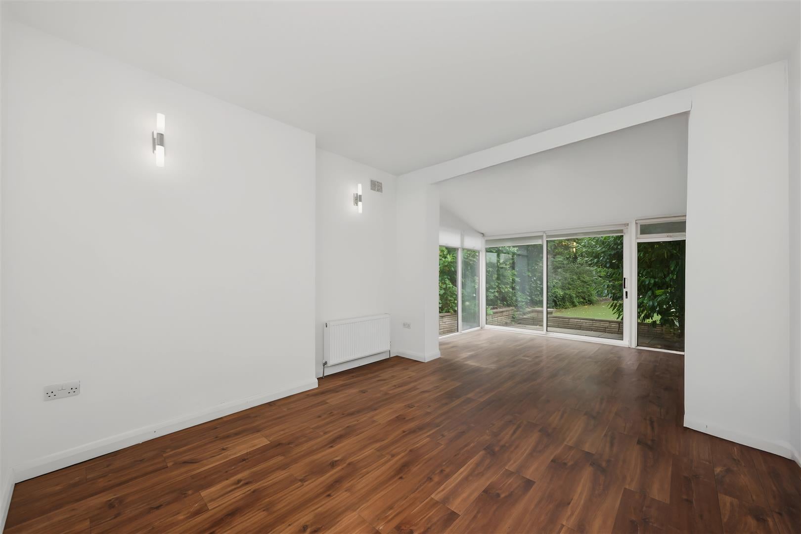Flat Rosemary Avenue in London