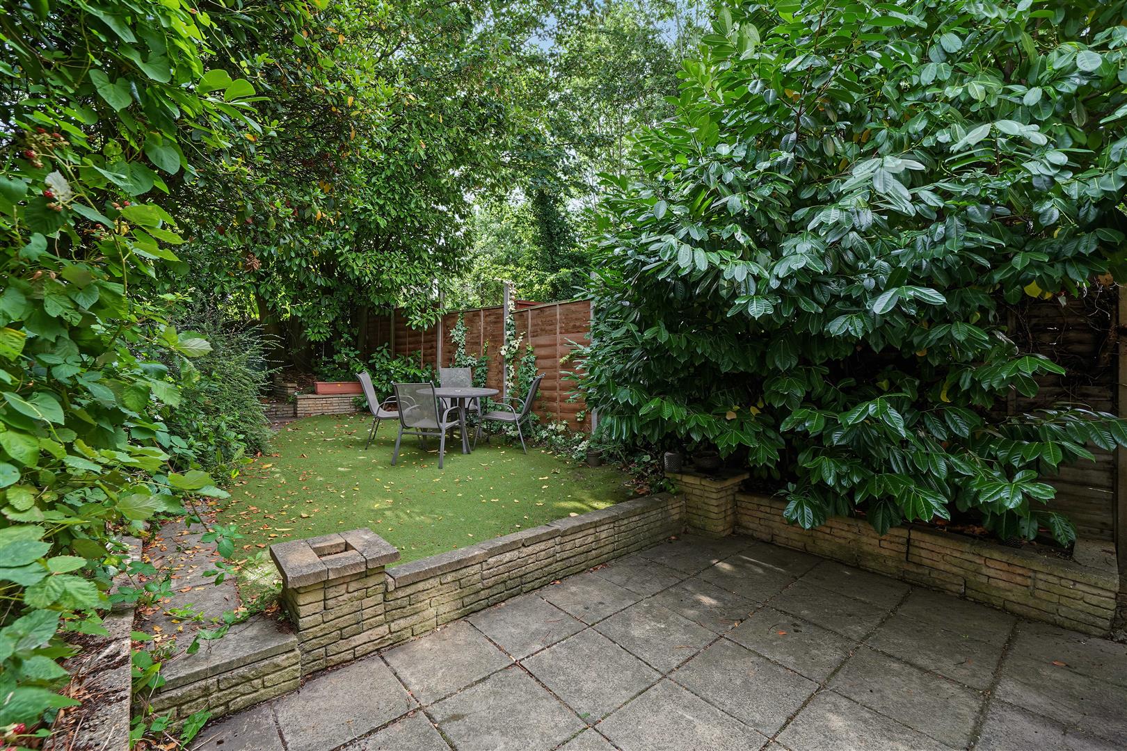 Flat Rosemary Avenue in London