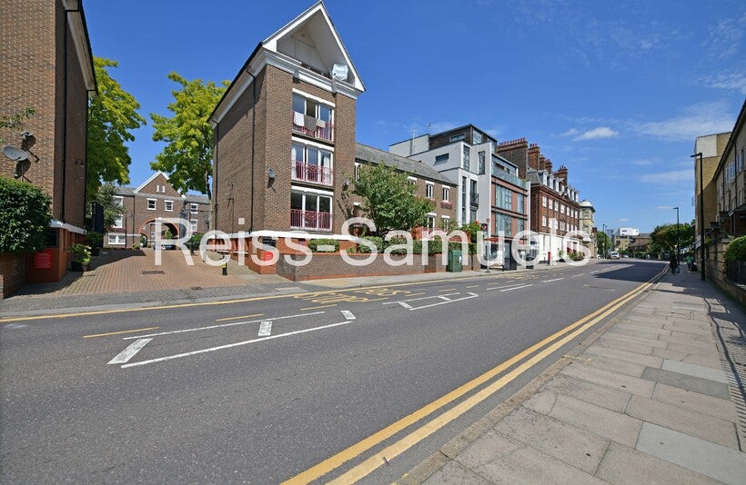 House Lockesfield Place in Greater London