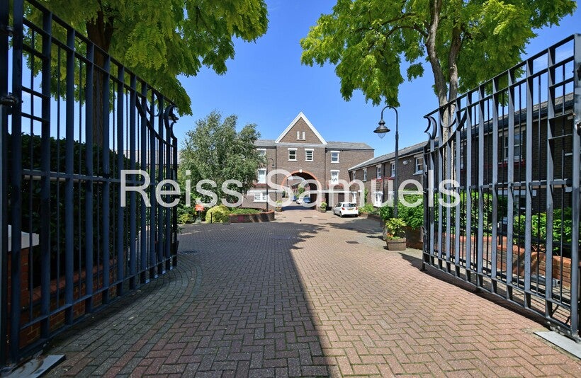 House Lockesfield Place in Greater London