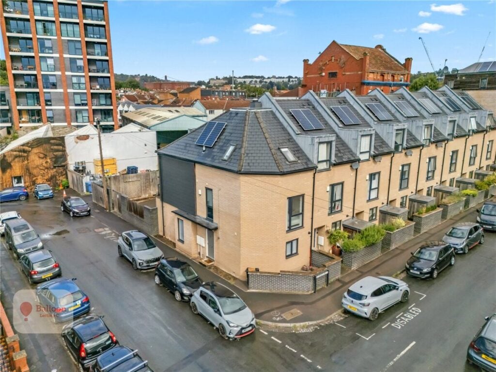 House Durnford Avenue in Bristol