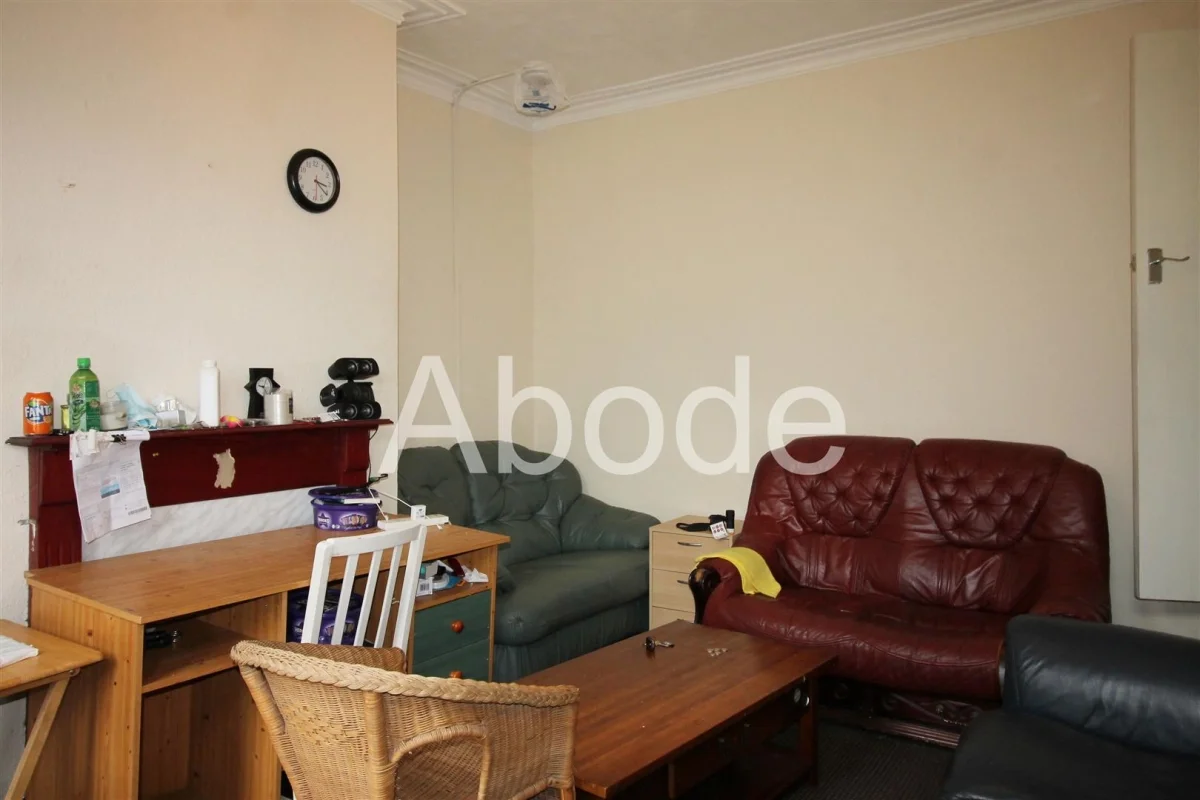 Flat Woodside Avenue in Leeds