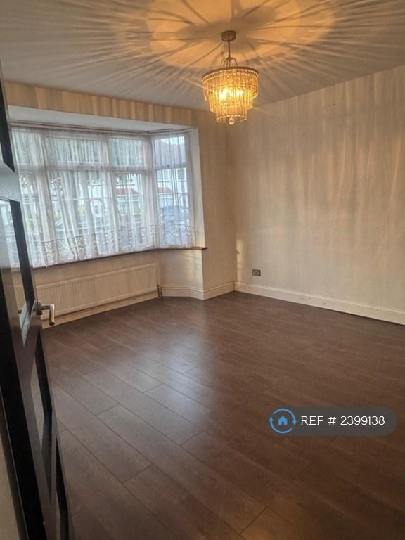 House Queen's Avenue in Greater London