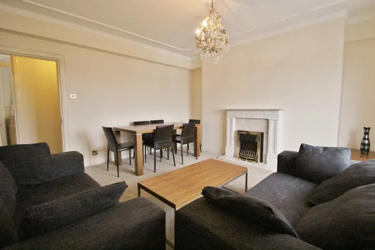 Flat Hammersmith Road in Greater London