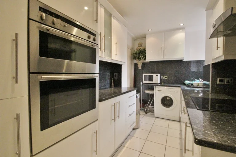 Flat Hammersmith Road in Greater London