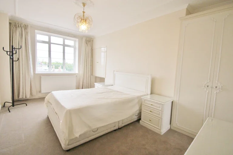 Flat Hammersmith Road in Greater London