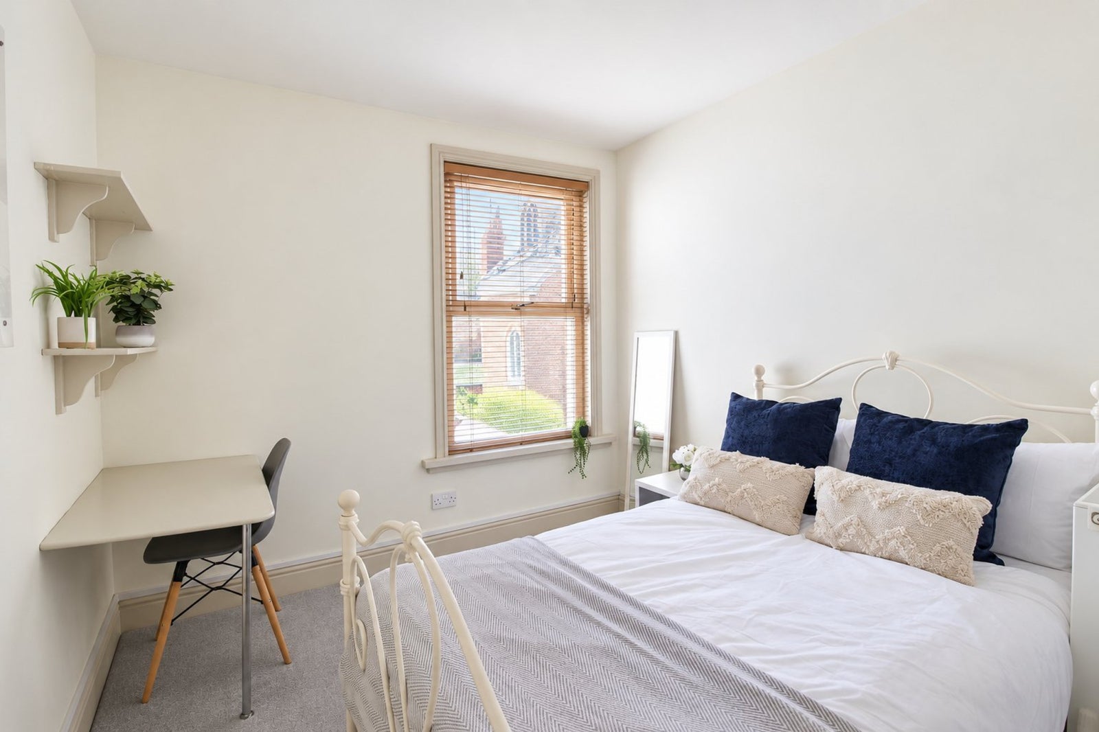 Room Fawcett Road in Portsmouth