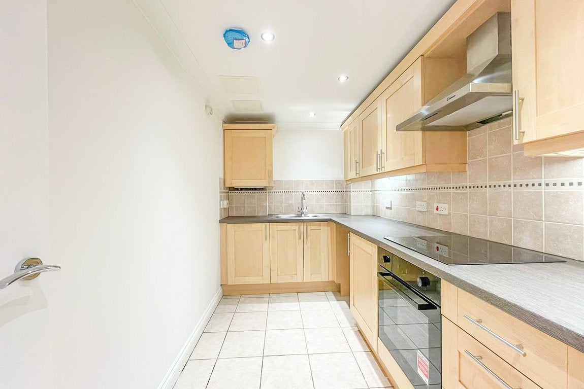 Flat Golden Court in West End