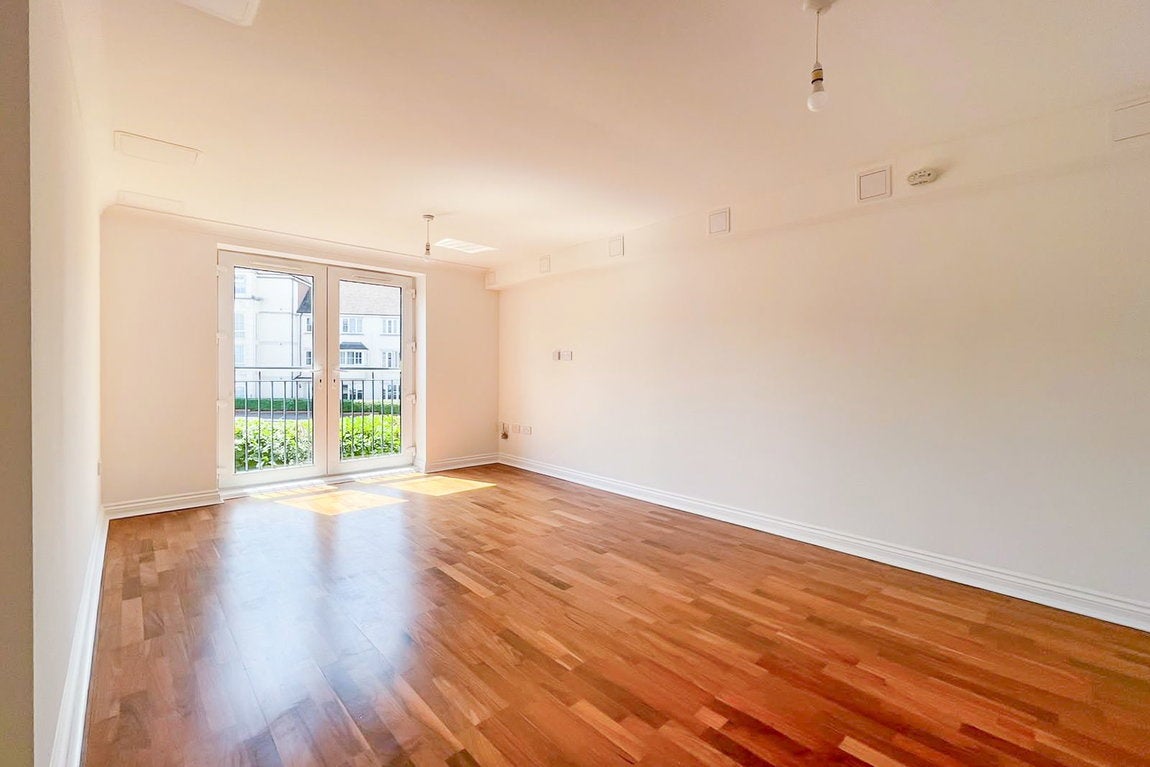 Flat Golden Court in West End