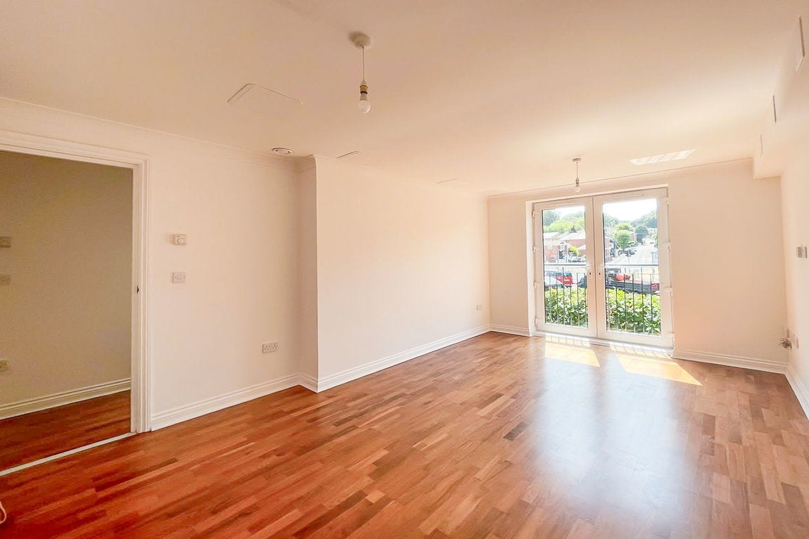 Flat Golden Court in West End