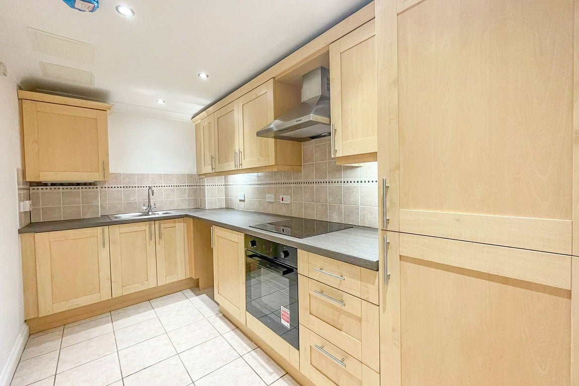Flat Golden Court in West End