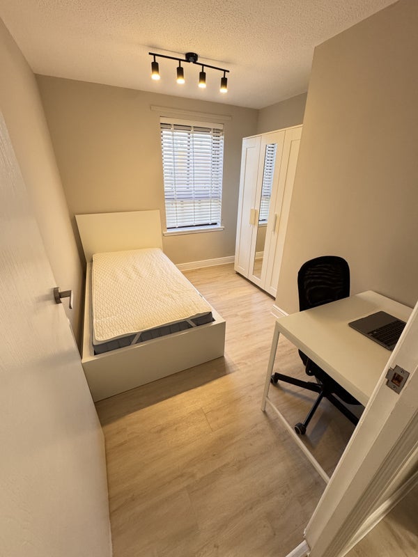 Room Errol Gardens in Glasgow