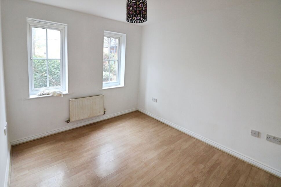 Flat Flora Gardens in Greater London