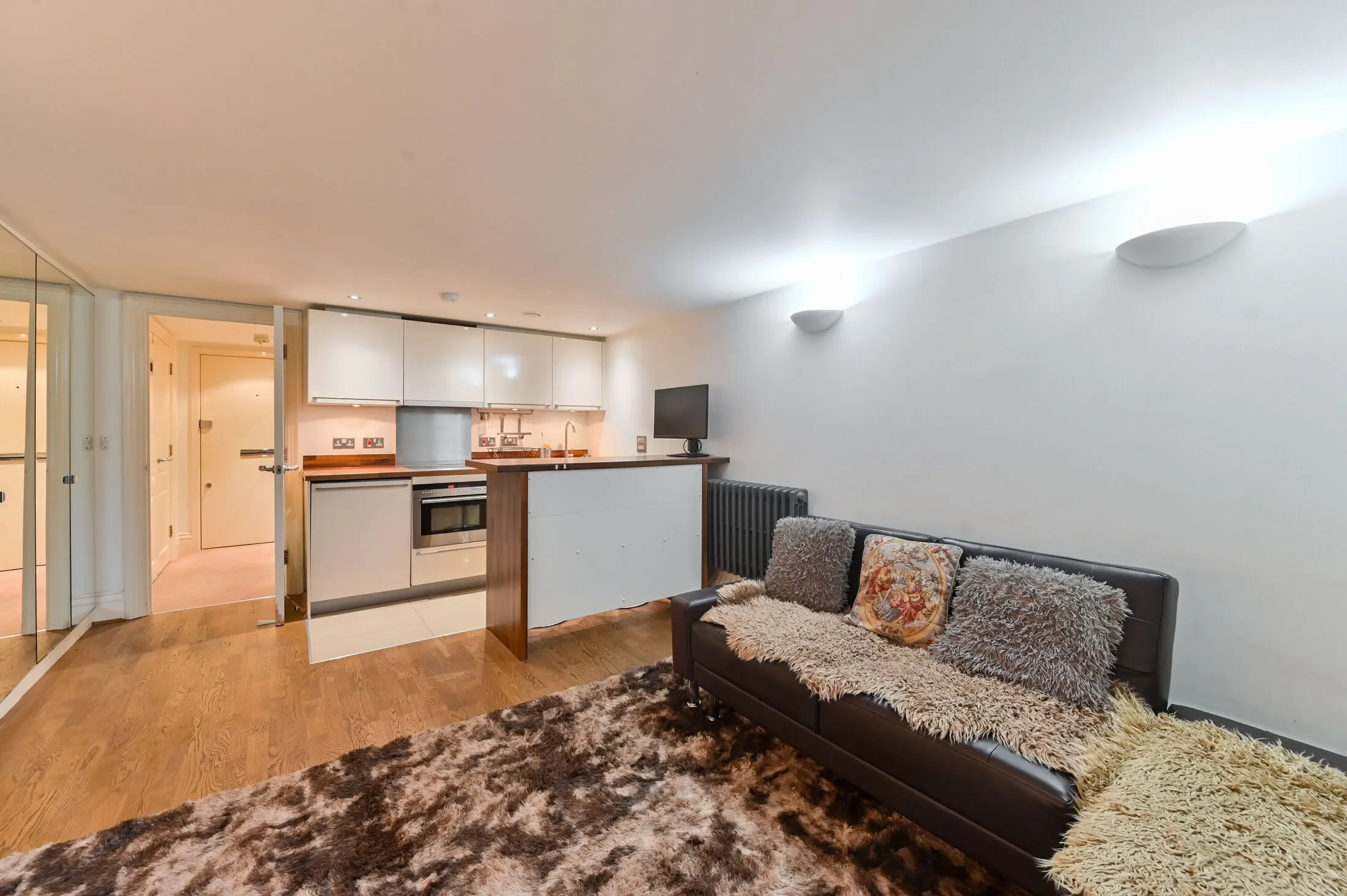Flat Lurline Gardens in Greater London