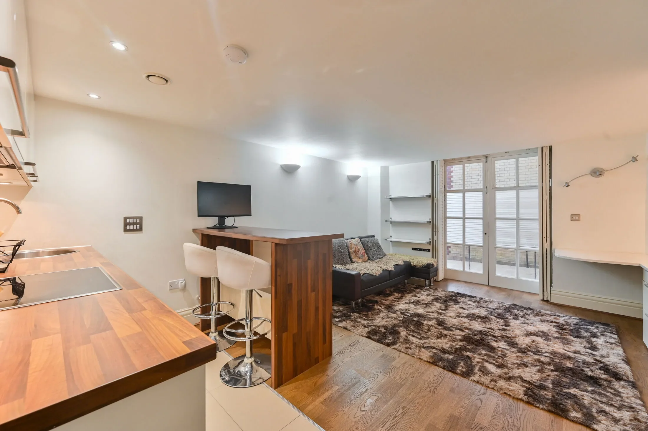 Flat Lurline Gardens in Greater London