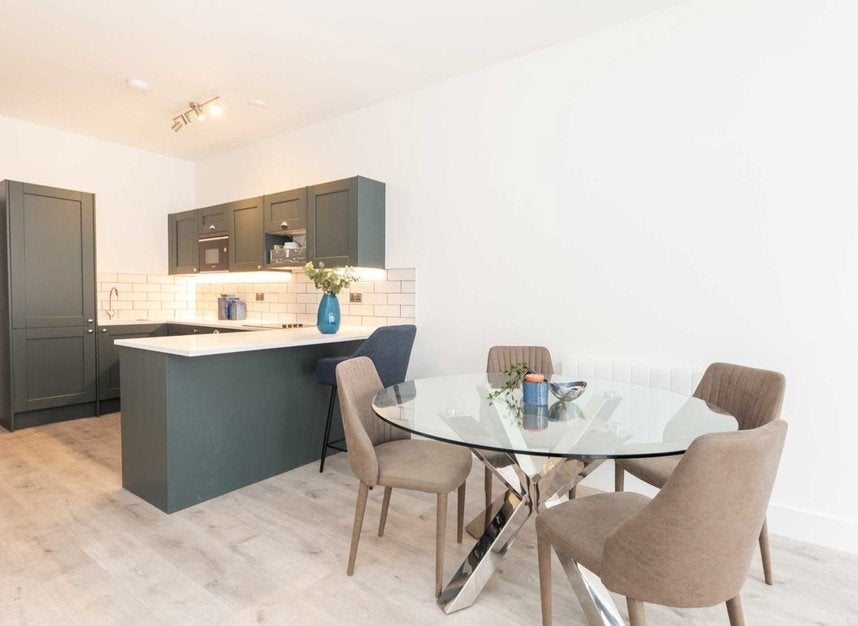 Flat Rosemont Road in Greater London