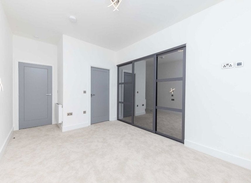 Flat Rosemont Road in Greater London
