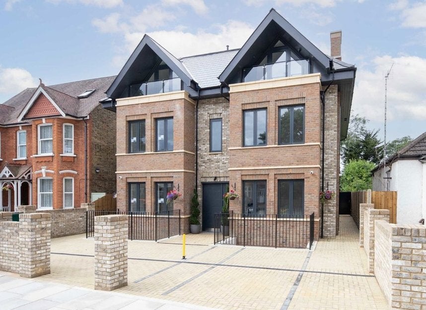 Flat Rosemont Road in Greater London