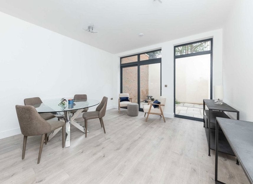 Flat Rosemont Road in Greater London