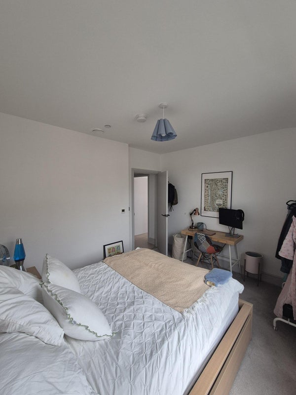 Room Station Road in Greater London