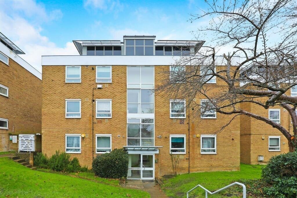 Flat Cherrywood Drive in Greater London
