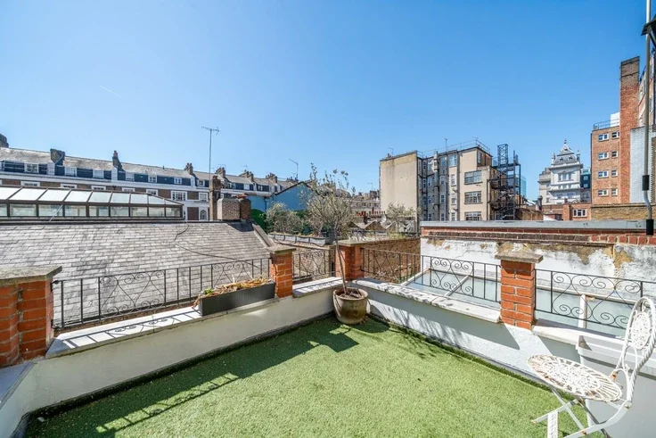 Flat Conduit Mews in City of Westminster