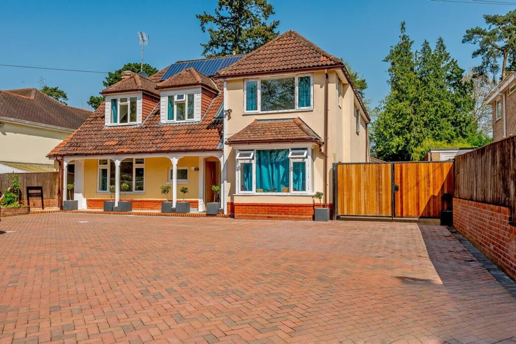 Flat Bassett Heath Avenue in Southampton
