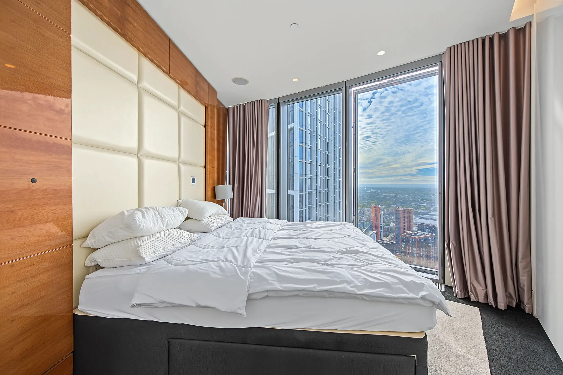 Flat Nine Elms Lane in Greater London