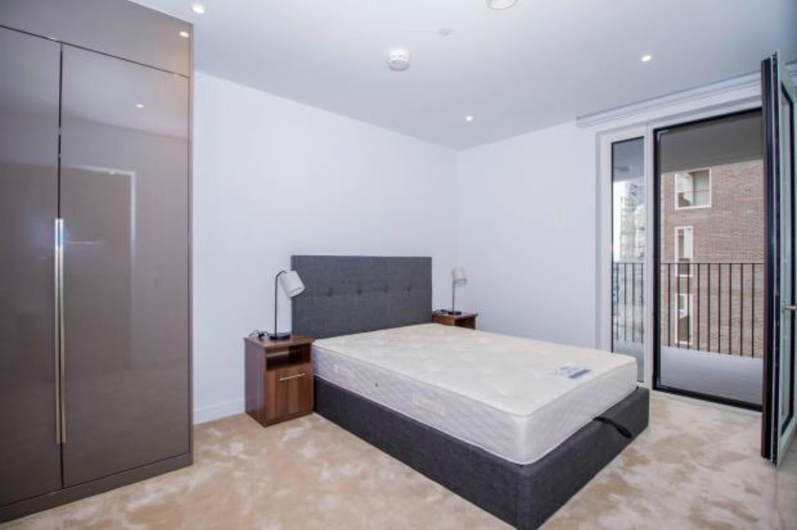 Flat Sayer Street in Greater London