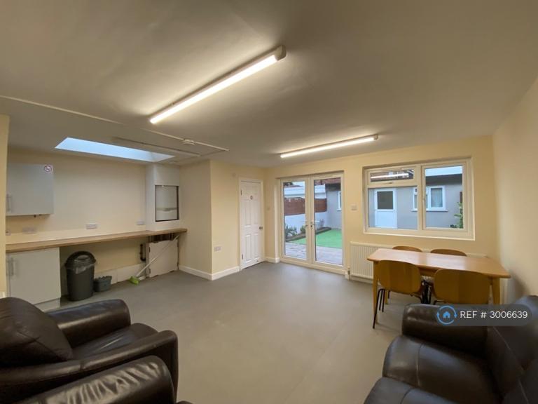 Room Lees Road in Greater London