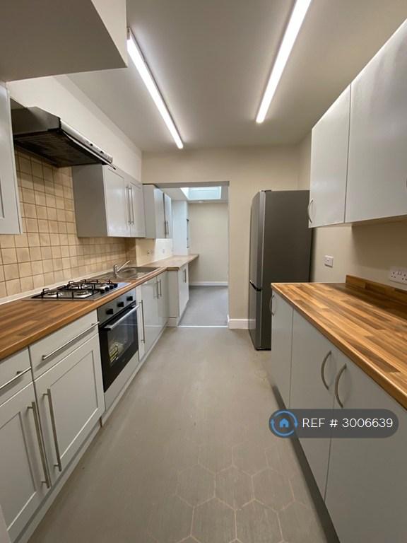 Room Lees Road in Greater London