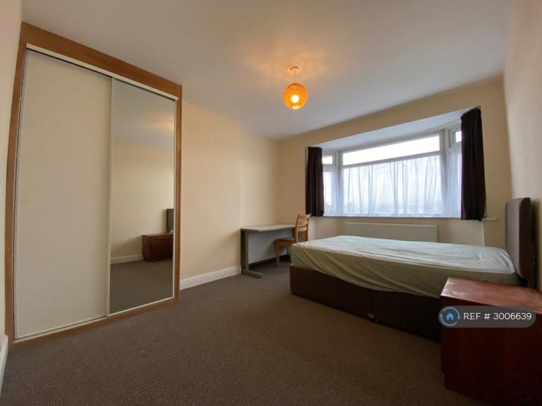 Room Lees Road in Greater London