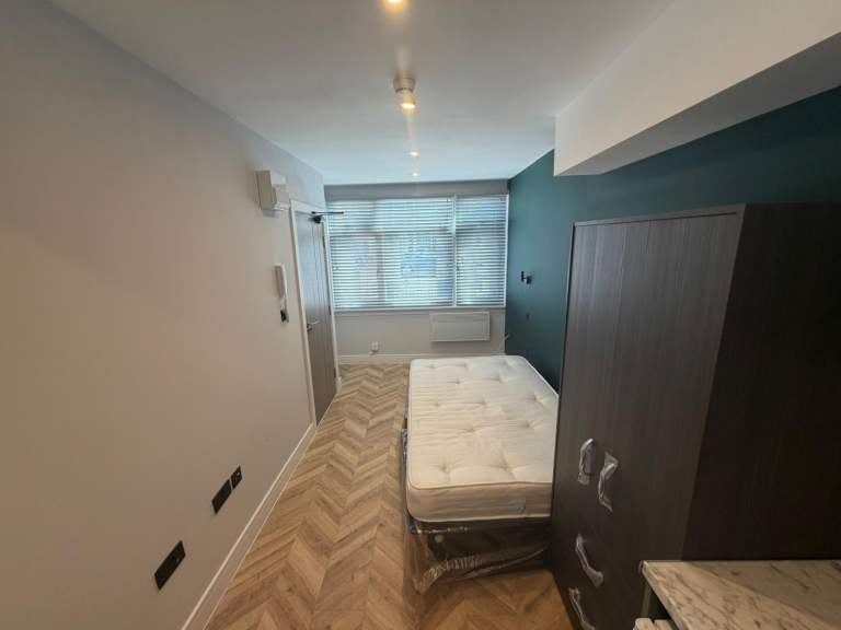 Flat Nightingale Road in Greater London