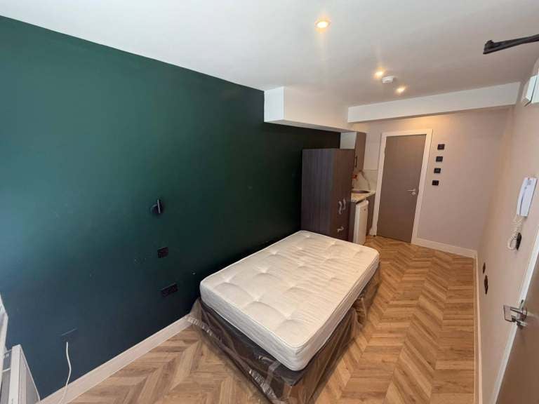 Flat Nightingale Road in Greater London