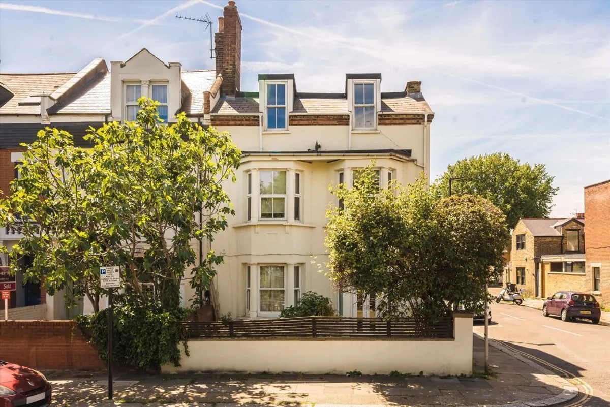 Flat Chiswick Lane in Greater London
