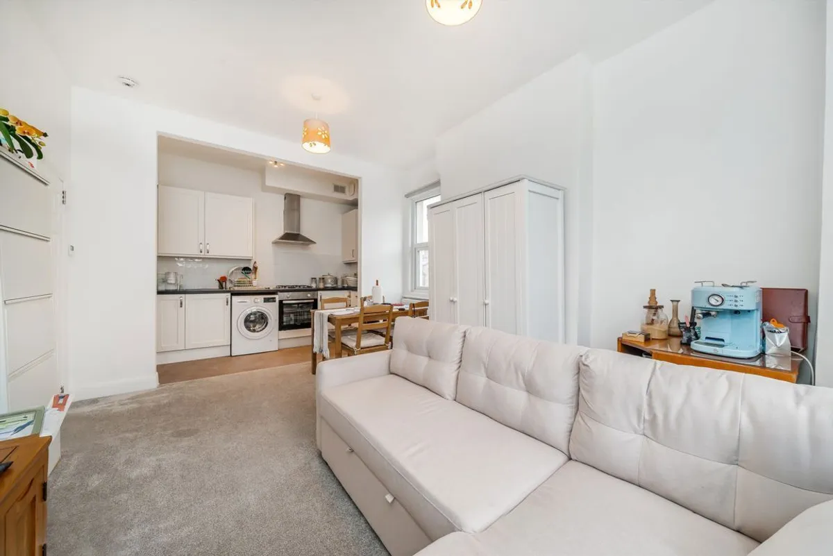 Flat Chiswick Lane in Greater London
