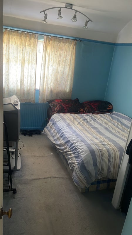 Room St Mary's Crescent in Basildon