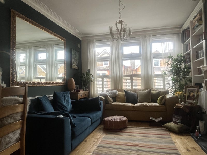 Room Halesworth Road in Greater London