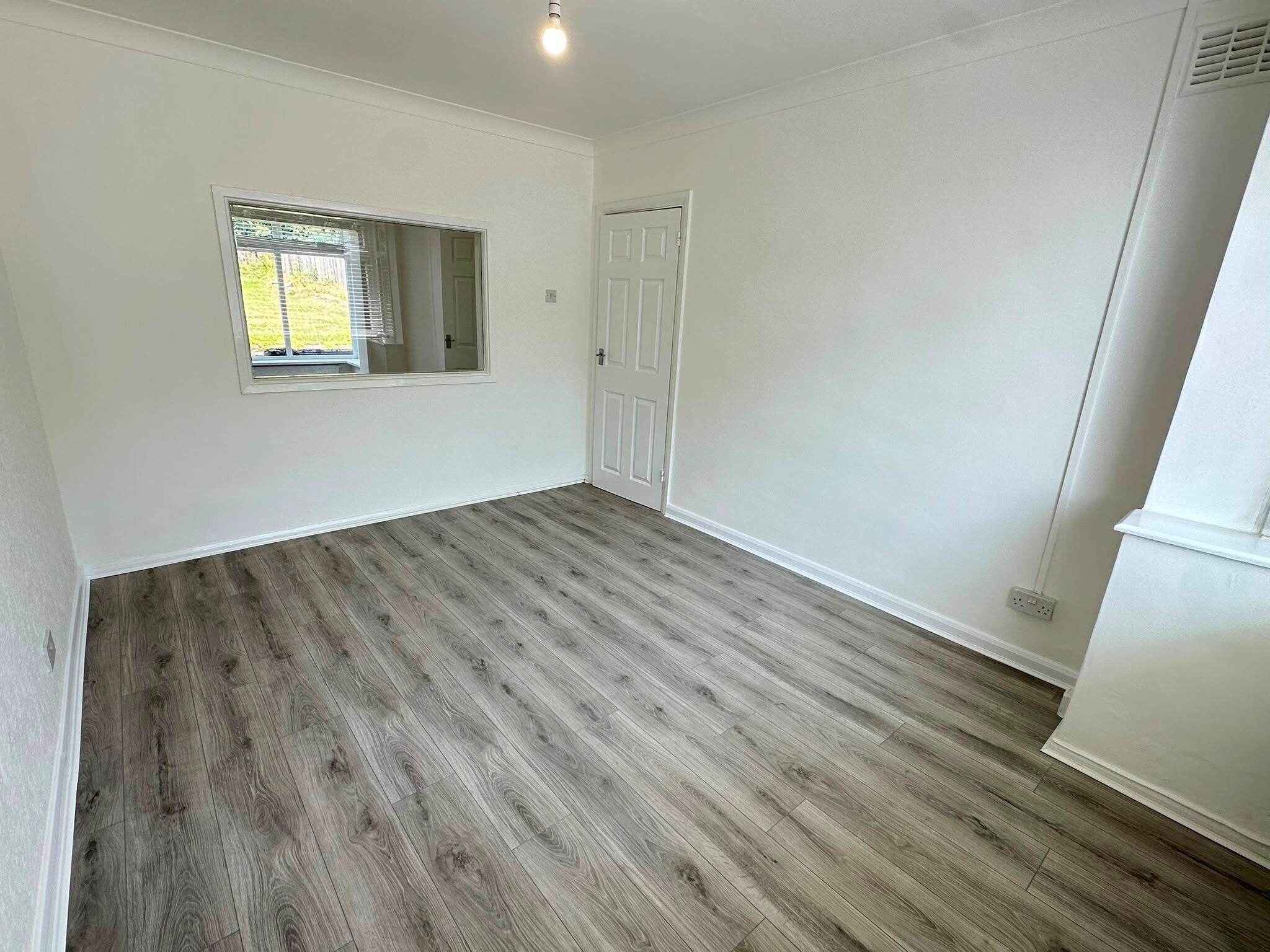 Flat Aldersley Road in Wolverhampton