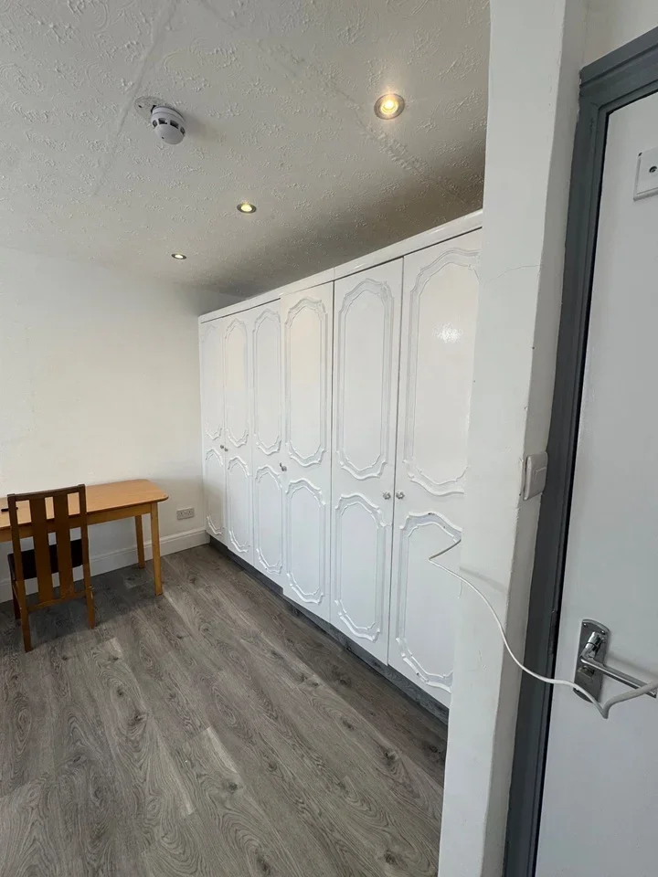 Room Barchester Road in Greater London